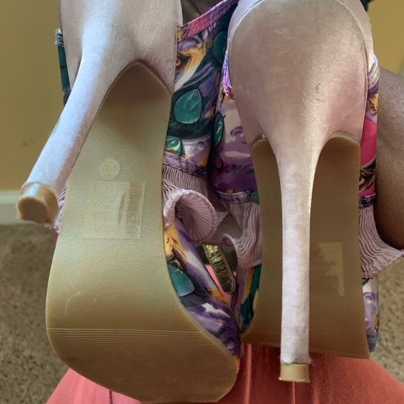 High Heel - Picture 10 of 12